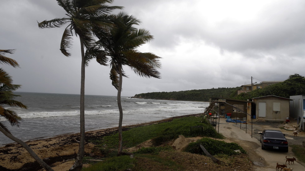Ураганът „Дориан" се насочва към Бахамите