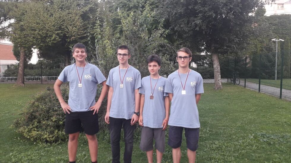 Български ученици с 4 медала от олимпиада по информатика в Словения