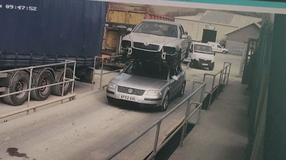Куриоз: Мъж подкара автомобила си с втора кола на тавана (ВИДЕО)
