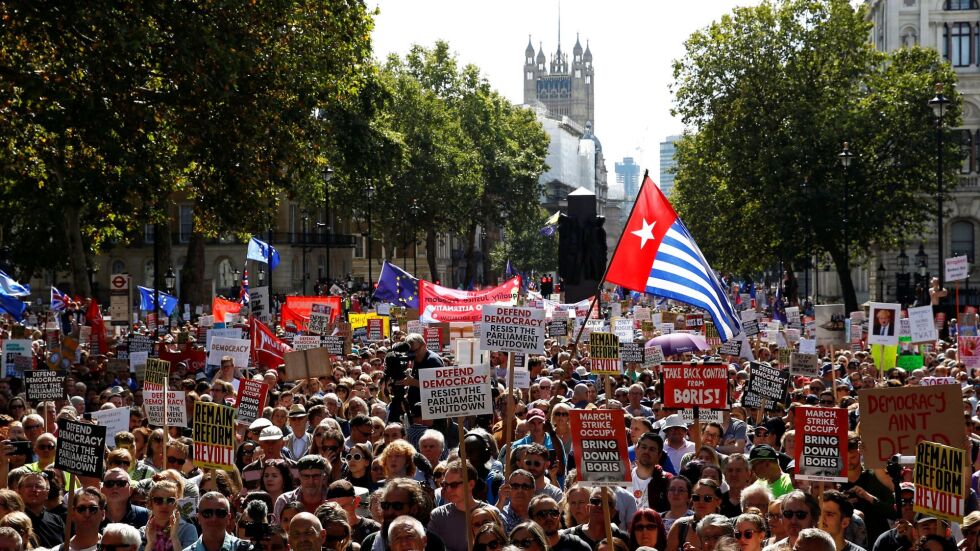 Десетки хиляди на протест във Великобритания срещу спирането на работата на парламента