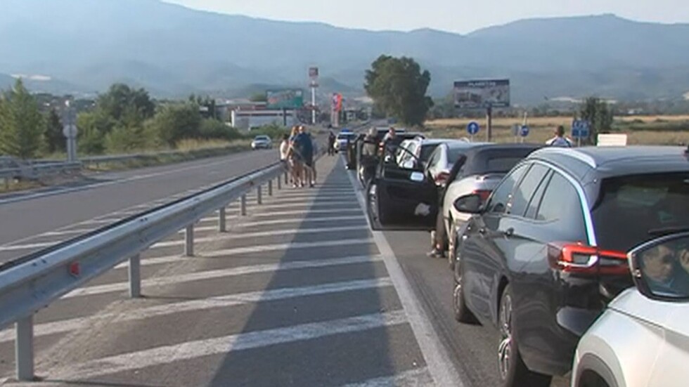 Километрични опашки от коли на границата с Гърция 
