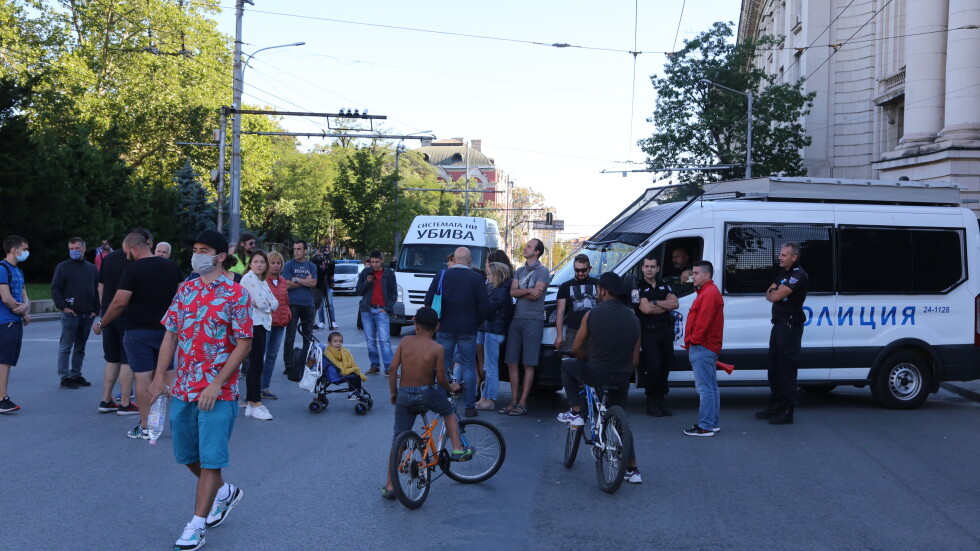 Кръстовището на Ректората при Софийския университет е блокирано