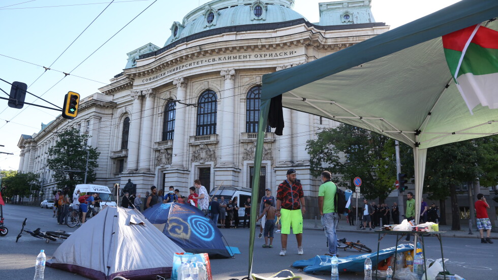 Трети палатков лагер в столицата, остава затворено кръстовището и при Софийския университет