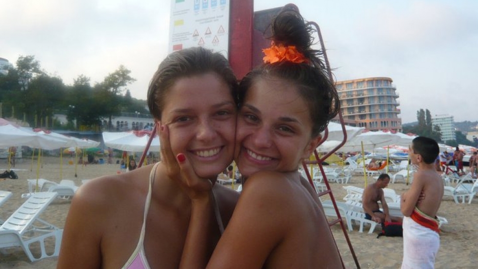 Две красиви български актриси в снимка отпреди 9 години? Кои са те?