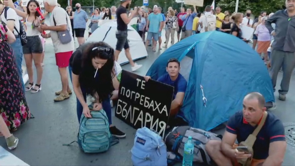 Палатков лагер на протеста вече и в центъра на Варна