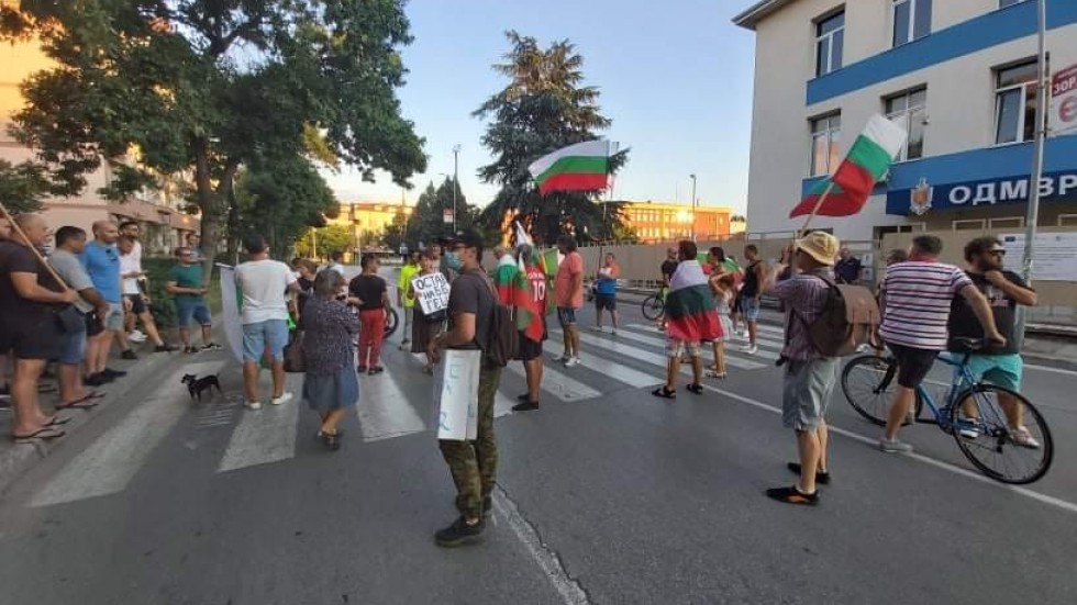 След сигнал за полицейска репресия над протестиращ: Демонстрация с блокада пред ОДМВР - Благоевград