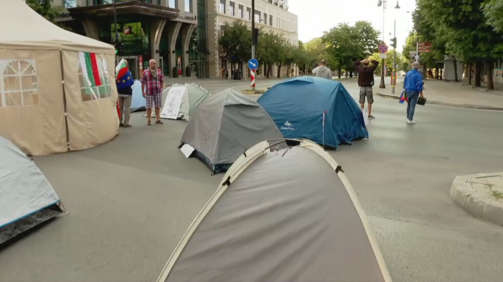 Палатков лагер блокира кръстовището пред общината във Варна