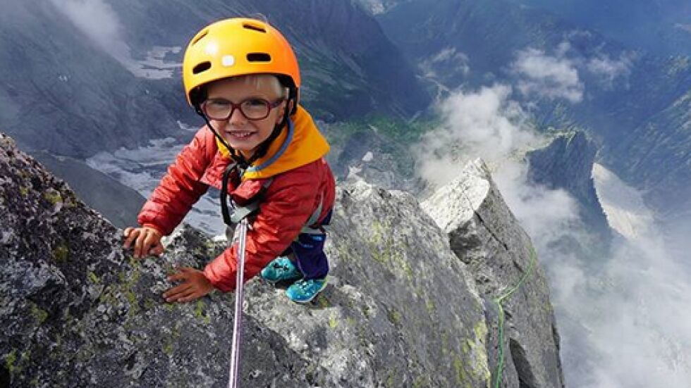 Най-екстремното семейство в света качи 3-годишния си син на връх, където други са умирали