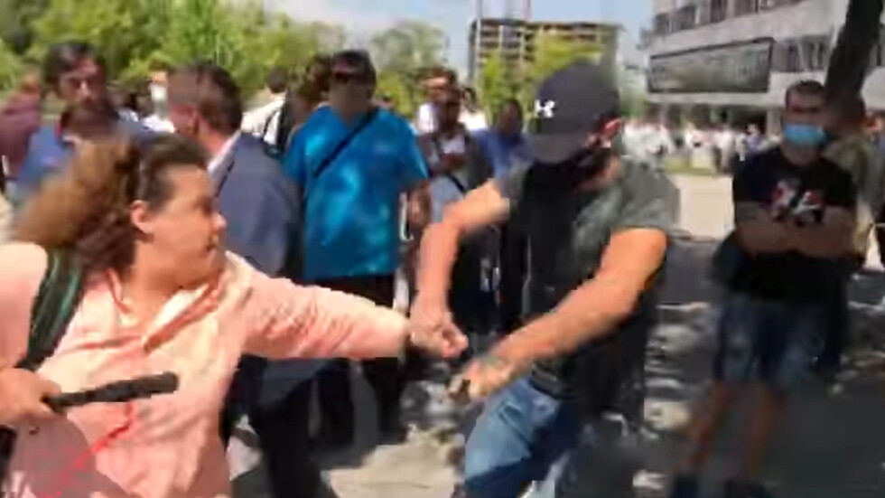 Мъже с маски нападнаха журналист по време на конференцията на ГЕРБ