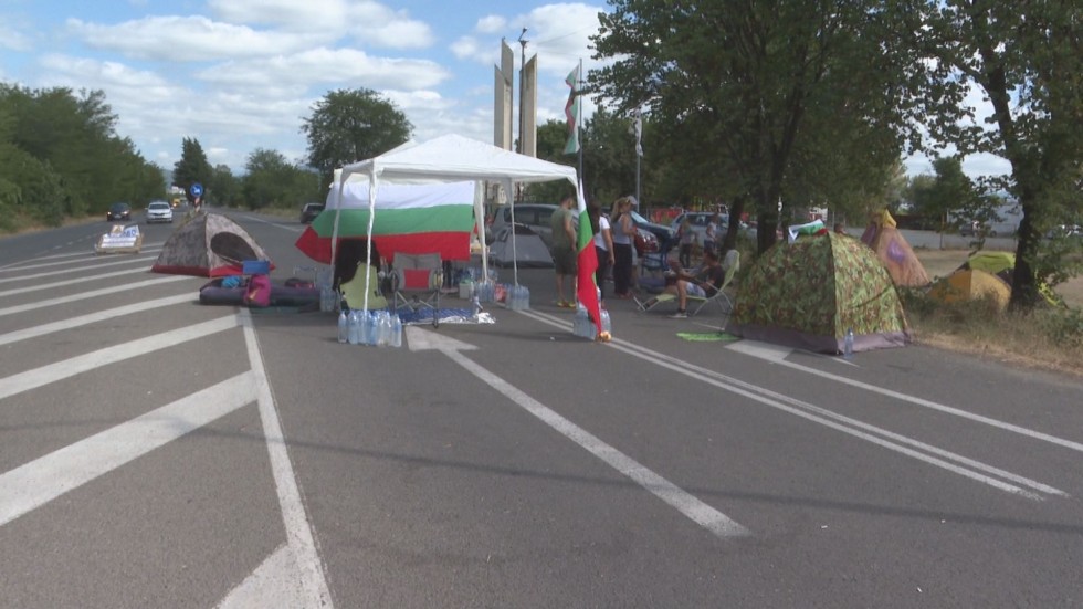 Остава затворен пътят Стара Загора - Хасково, в Русе също имаше блокада за кратко