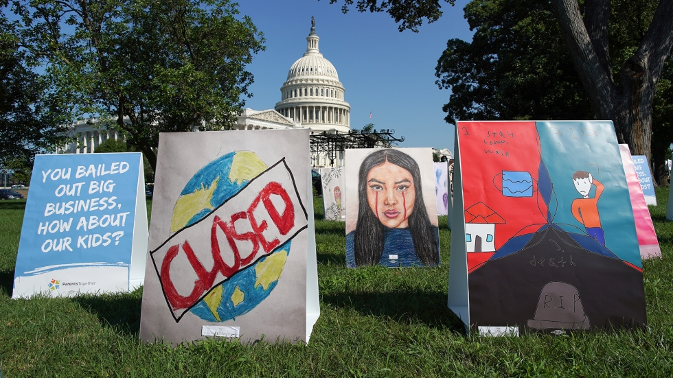 Трогателна изложба с детски русинки пред Конгреса на САЩ за облекчаване на COVID-19 ограниченията