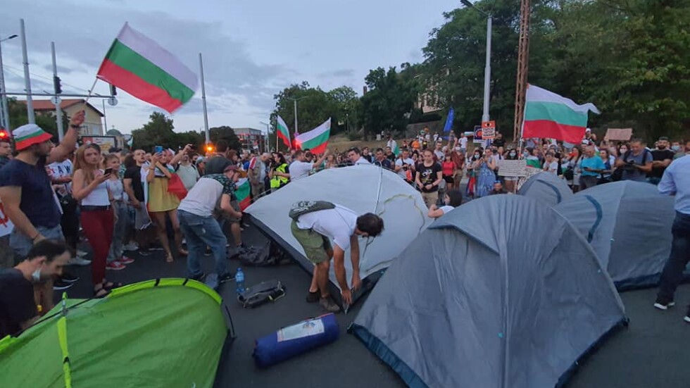 Протестиращите в Пловдив блокираха с палатки ключово кръстовище