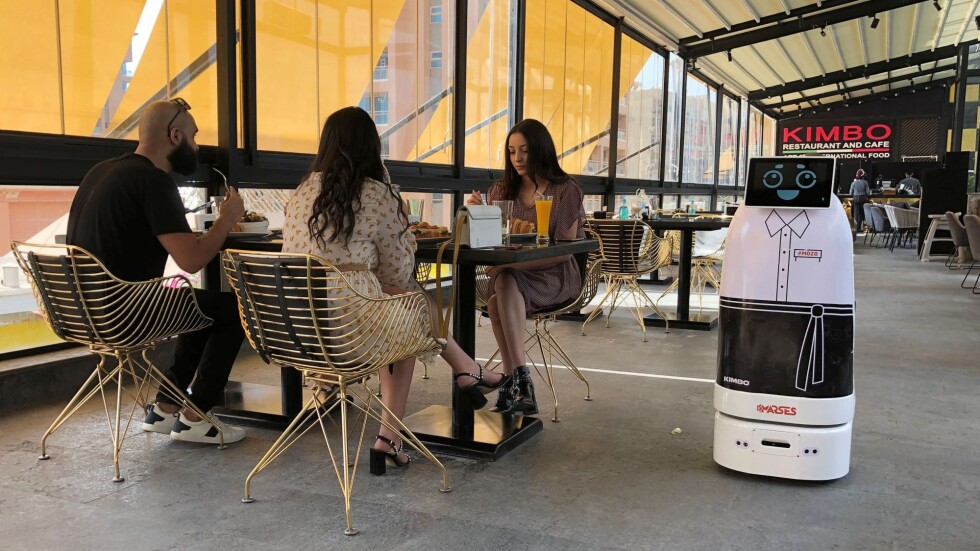 Робот-сервитьор върна клиентите на ресторант в Египет