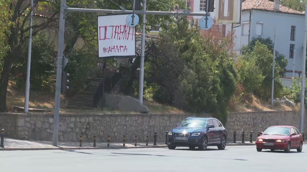 Барикадите в Пловдив оцеляха само няколко часа (ОБЗОР)