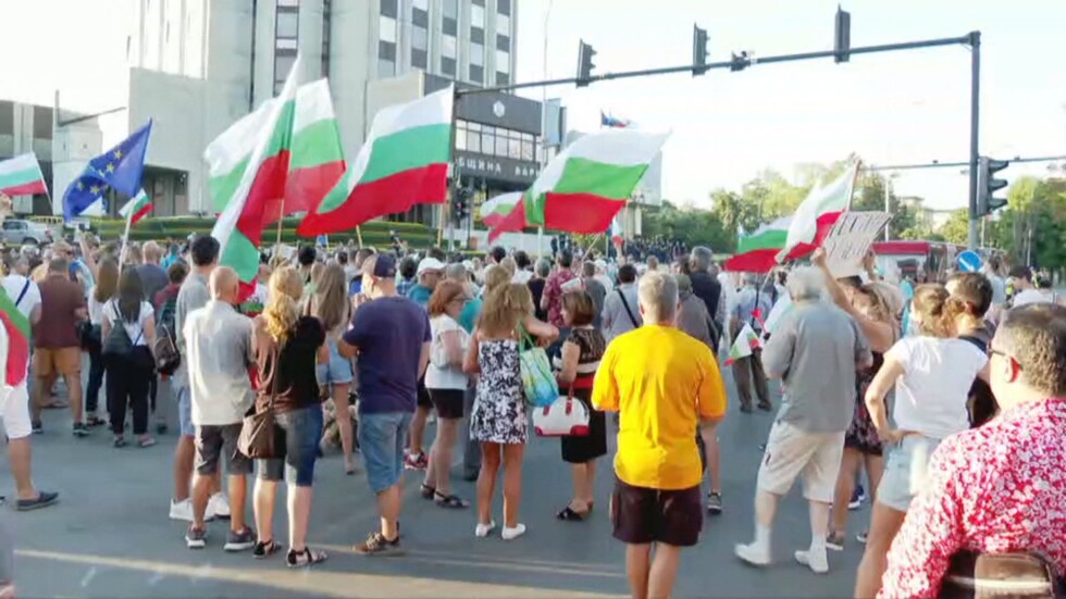 Отново блокада на кръстовище и напрежение на протеста във Варна