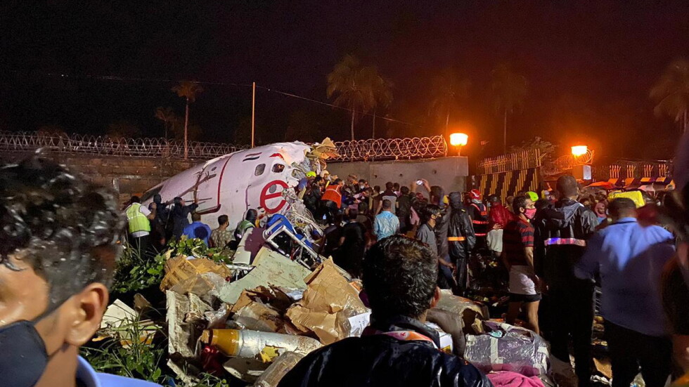 Най-малко 16 души са загинали при самолетна катастрофа в Индия