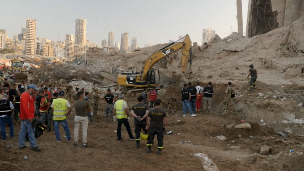 В епицентъра на взрива: Спасители и доброволци продължават да търсят оцелели