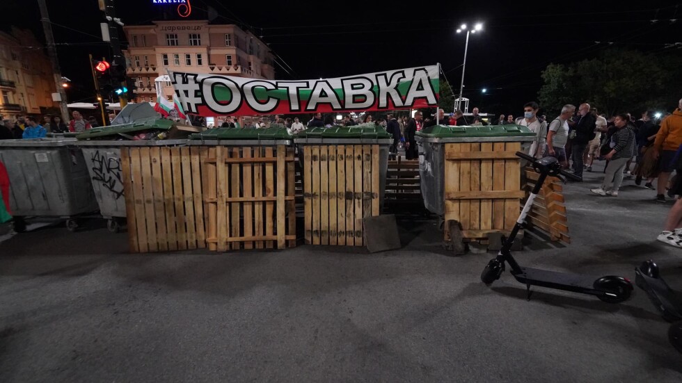 Ден 30 на протеста в снимки: Завръщането на палатките и барикадите в София