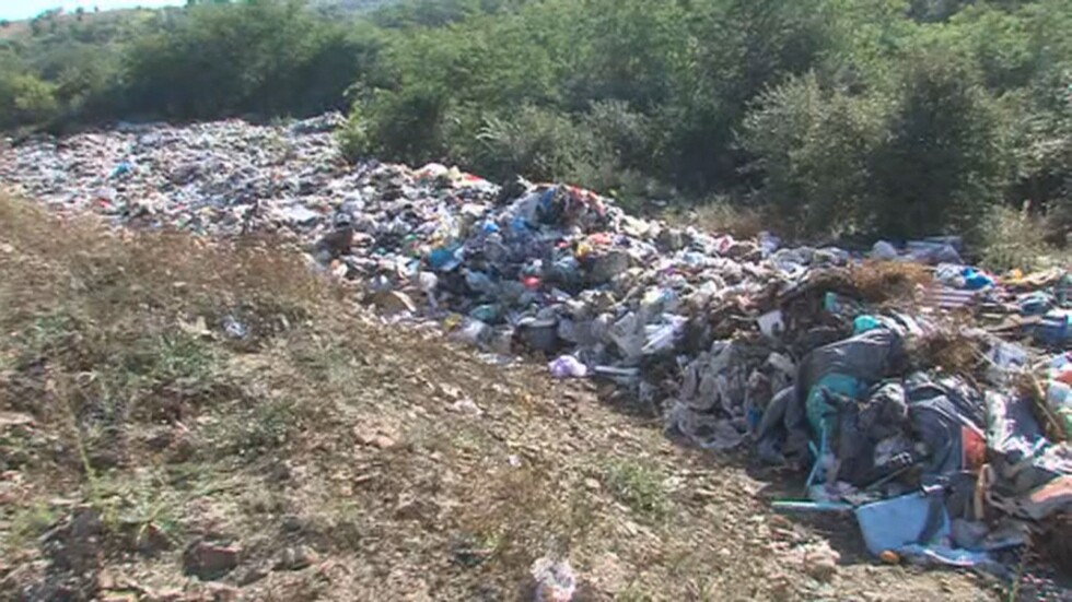 Незаконно сметище край Невестино: Боклуци се изсипват в дере до реката