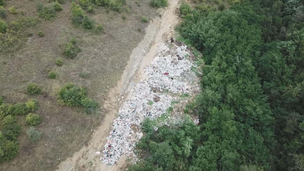Незаконно сметище: Защо тонове боклуци се изсипват в дере край Невестино?