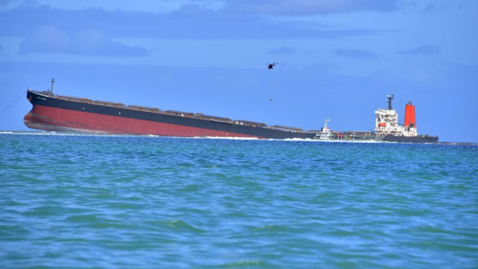 Екологичната катастрофа край Мавриций: Японският танкер се разцепи на две