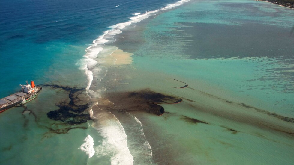 Разливът край о-в Мавриций: Танкерът може да се разцепи на две
