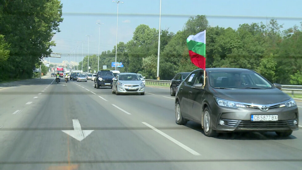 Протестно автошествие предизвика километрично задръстване по АМ „Тракия“
