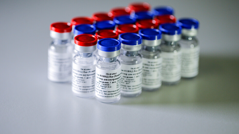 Вече 10 000 доброволци изпробват руската ваксина срещу COVID-19  