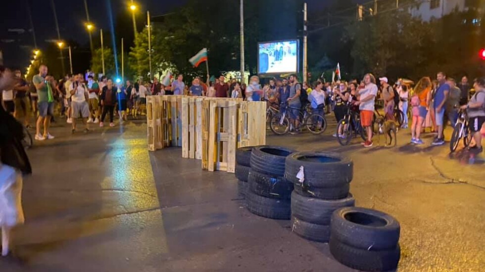 Протестите в София: Пред румънското посолство вдигнаха нов палатков лагер