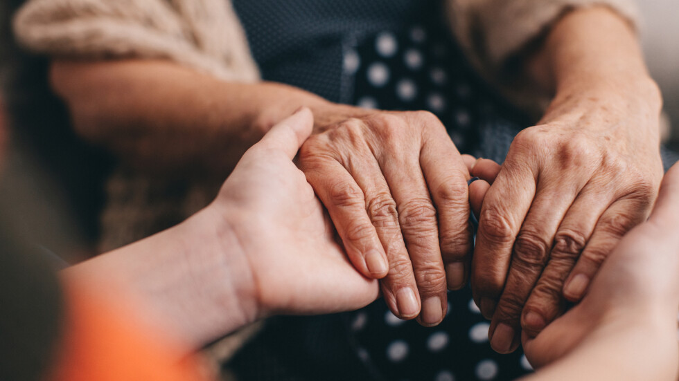 Внучка преби 103-годишната си баба