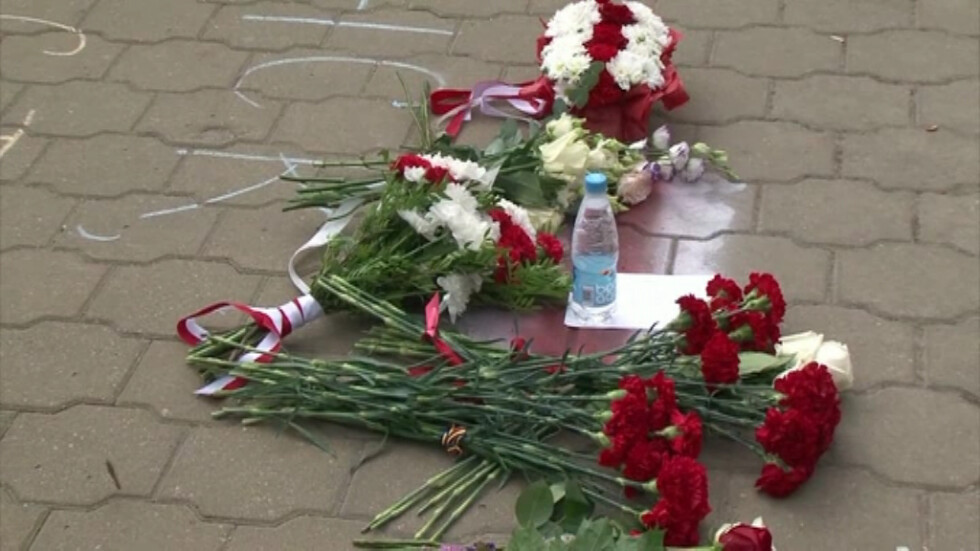 Пратеници от ЕС положиха цветя на мястото, където протестиращ загина в Минск