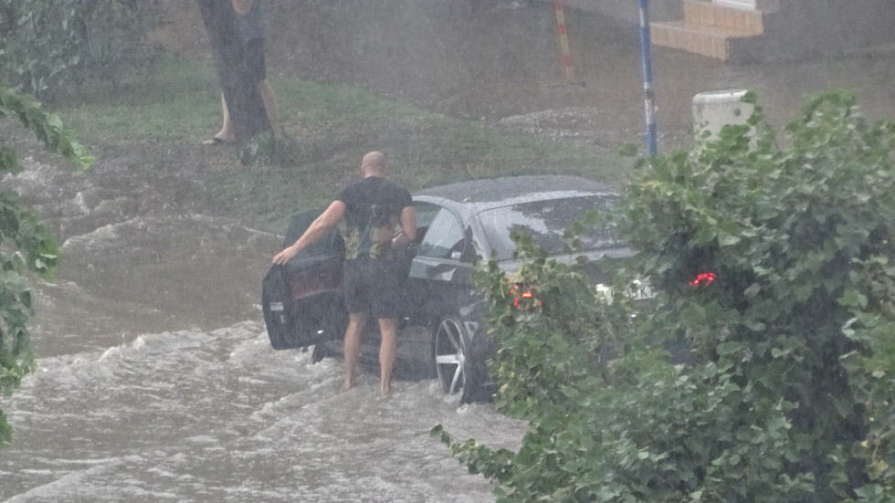 Пороен дъжд наводни улиците на Благоевград
