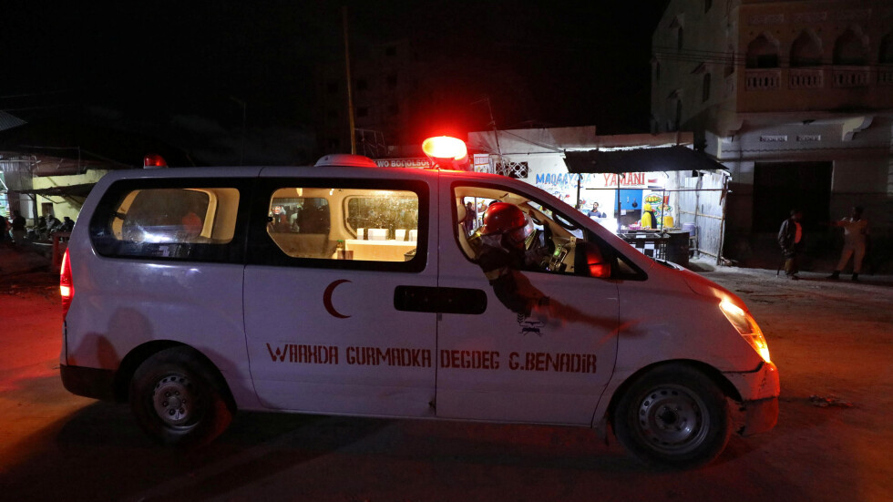 Десетки ранени след експлозия и стрелба в хотел в сомалийската столица Могадишу