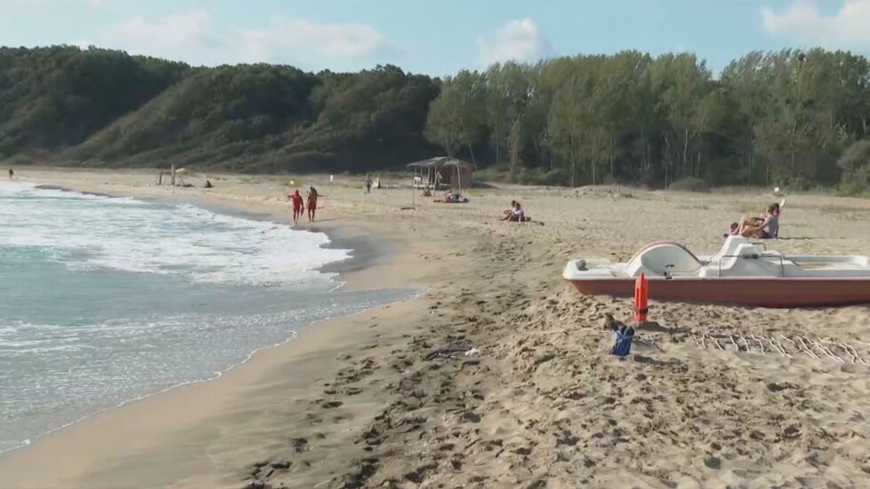 На плаж Силистар сърфисти спасяват в бурното море
