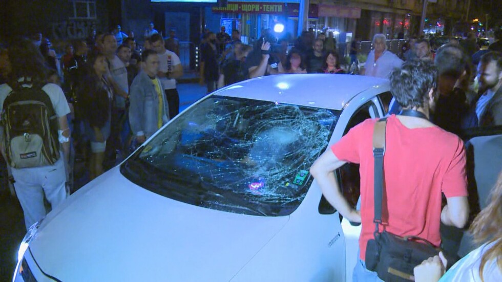 Напрежение пред румънското посолство: Автомобил опита да мине през протестиращите