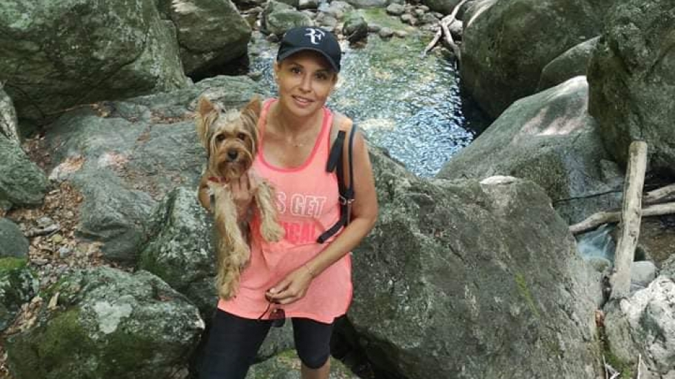 Стефания Колева се качи до водопад Райското пръскало с кученцето си