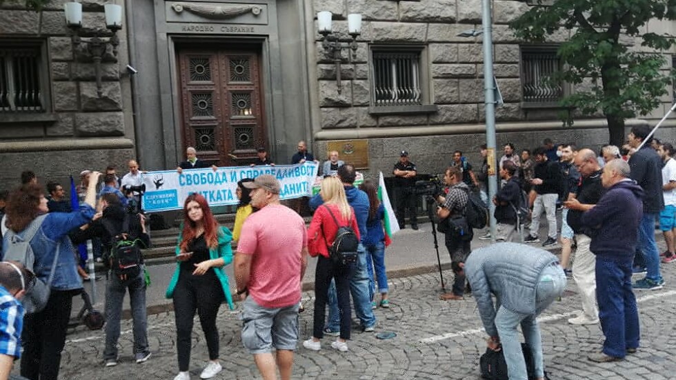 Протестиращите от "Орлов мост" на блокада пред ЦИК