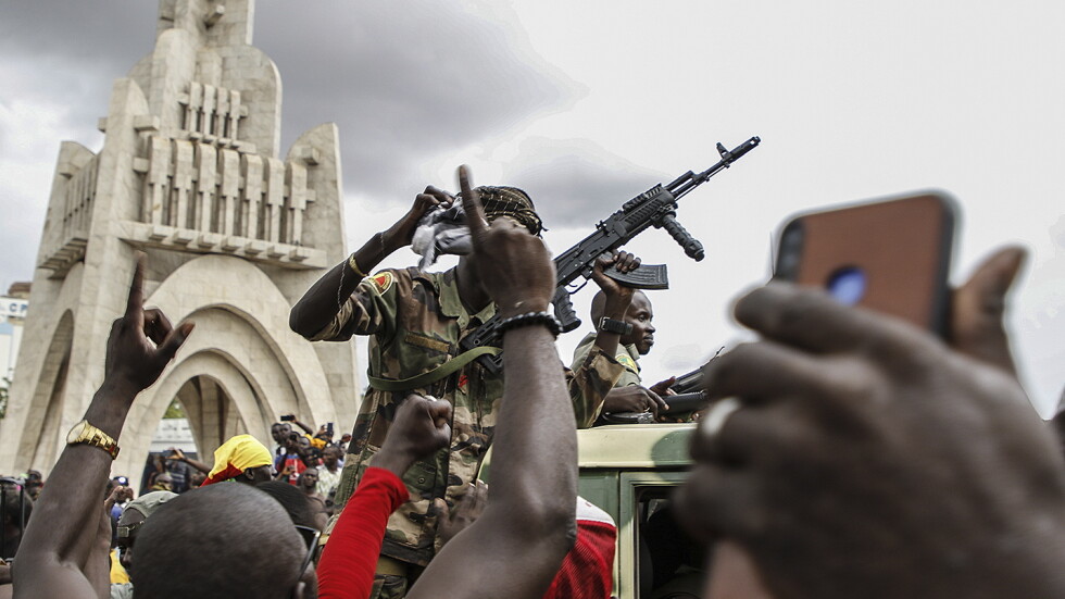 Президентът и премиерът на Мали са арестувани от разбунтували се военни