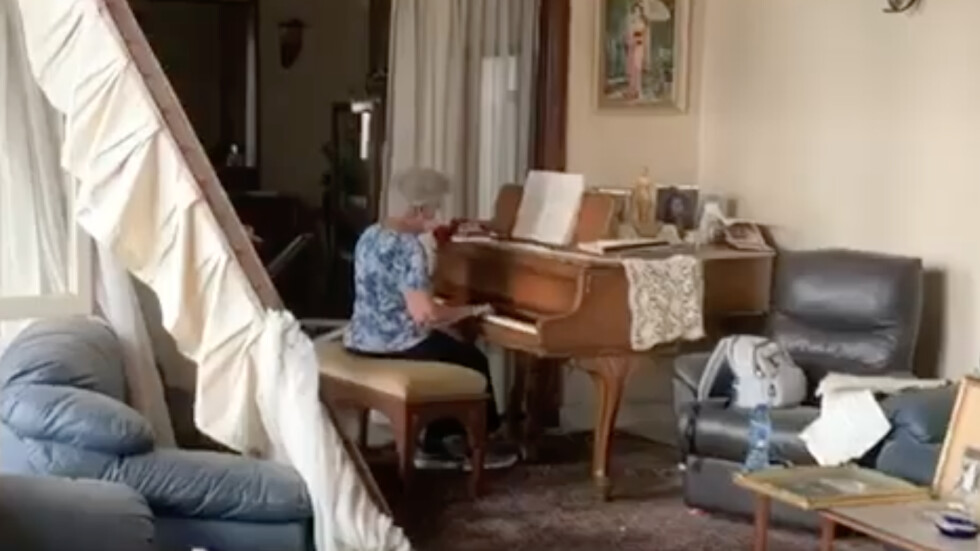 Надежда от Бейрут: Възрастна жена трогна социалните мрежи с пиано изпълнение в сринатия си дом (ВИДЕО)