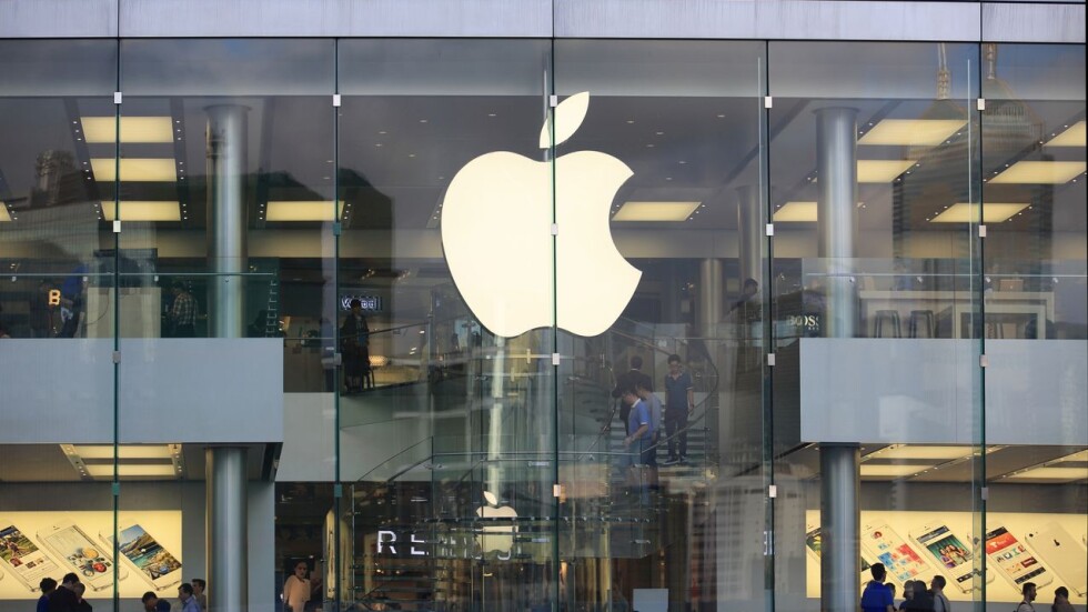 „Епъл“ удари историческата пазарна стойност от $2 трилиона на „Уол Стрийт“