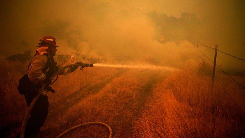 Пожари опустошават Калифорния, обхваната от исторически горещини
