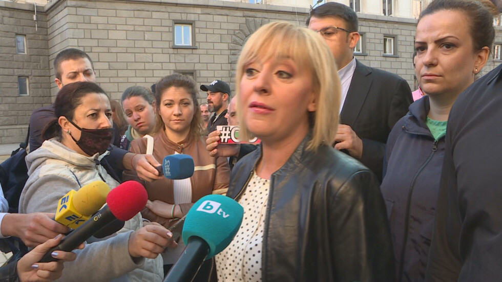 Мая Манолова се оплака от „полицейски репресии“ срещу протестиращи