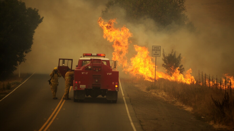 Xиляди бяха евакуирани заради големите пожари в Калифорния
