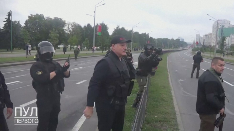 Лукашенко пристигна с хеликоптер в резиденция в Минск, носейки бронежилетка и автомат
