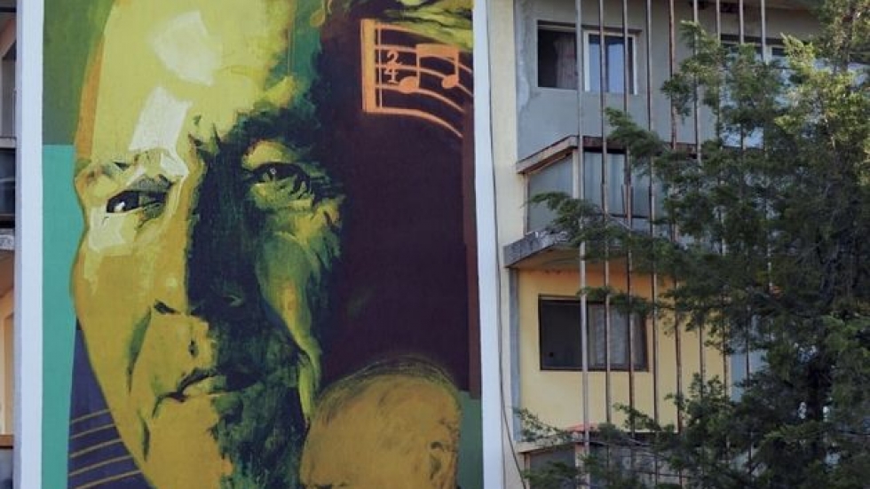 Насимо рисува: ликът на композитора Дико Илиев се появи върху 3-етажен блок в Оряхово