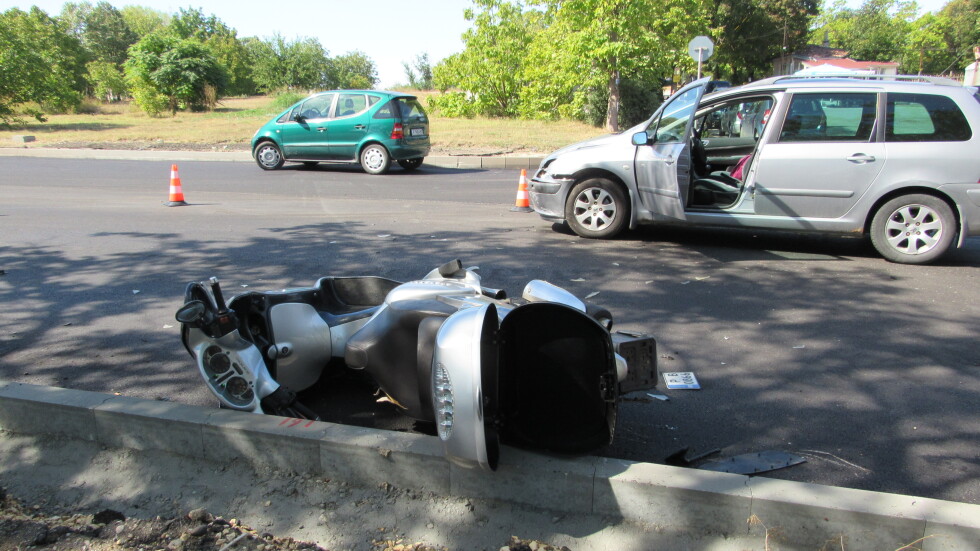 На участък в ремонт край Русе: Моторист беше откаран в болница след удар от автомобил
