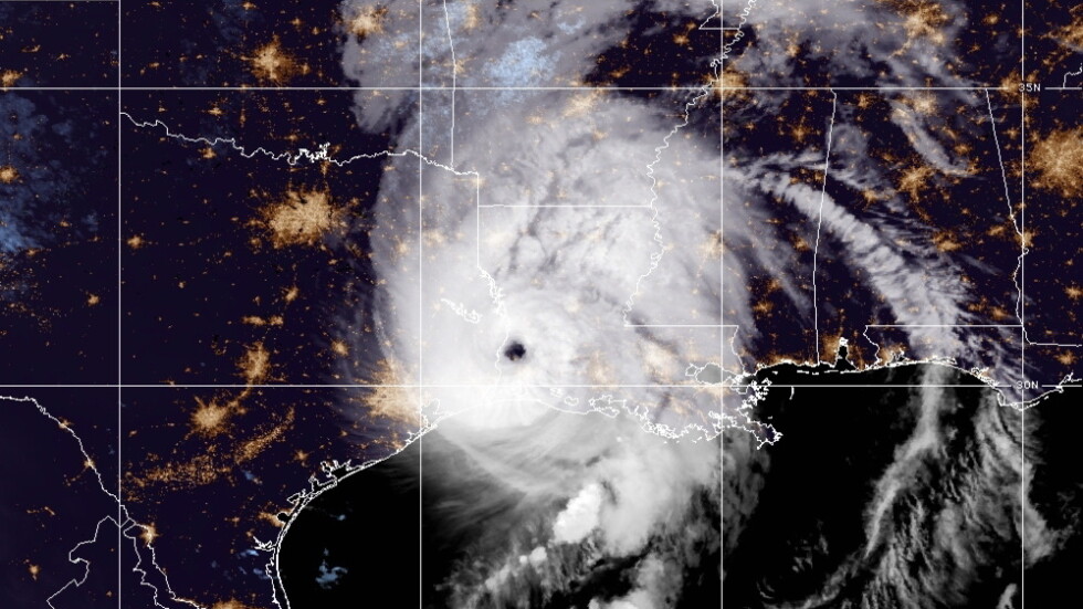 Ураганът Лаура, който бушува в южните щати на Америка, отслабна до втора степен