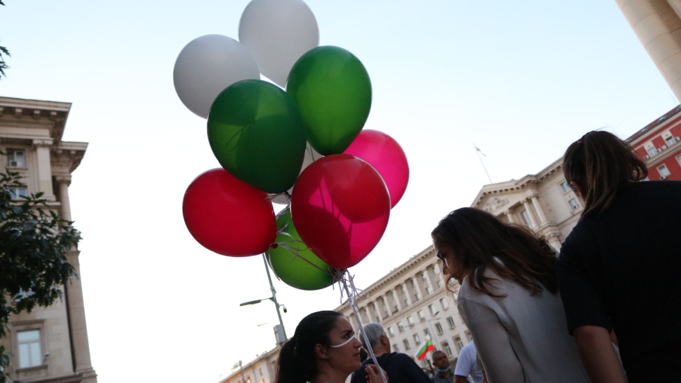 Ден 50 на протеста: Балони в цветовете на националното знаме полетяха над София 