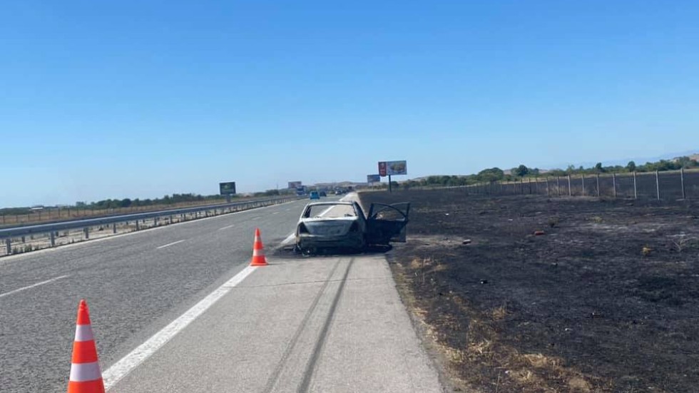 Кола се запали и изгоря на км 158 на АМ „Тракия“ (СНИМКИ)