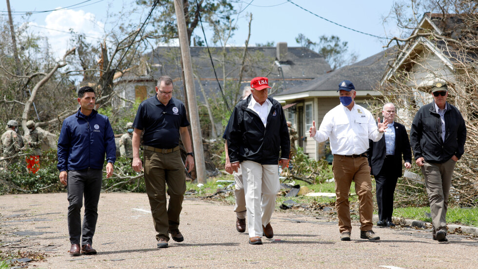 Тръмп посети най-засегнатите от урагана "Лаура" щати (ВИДЕО)